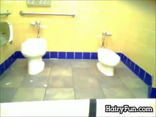 Gros indien watched pisse sur une toilettes