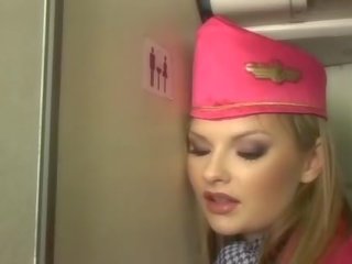 Mooi blondine stewardess zuigen peter onboard