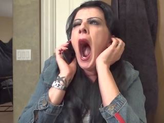Michelle vince yawning pe the telefon