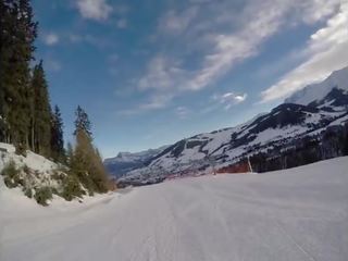 Nastolatka publiczne lampa błyskowa w snowboard w mountain - lampa błyskowa za la neige vicalouqua