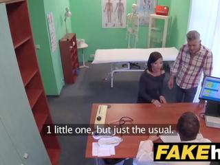 Фалшив болница чешки лекар cums над desiring изневяра съпругите стегнат путка