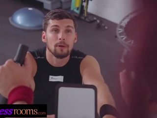 Kondition rum stor phallus personlig trainer fucks sexig rödhårig på exercise bike