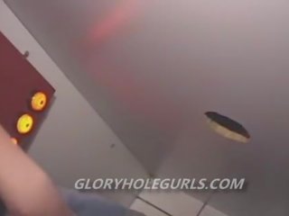 Fresco jovem grávida trabalho o gloryhole e ela é animado para chupar strangers galos