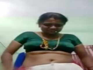 Tamil 阿姨 removes saree 和 movs 大 胸部