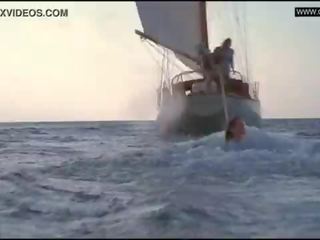 Elizabeth hurley - toples & kukkolás - der skipper (1999)