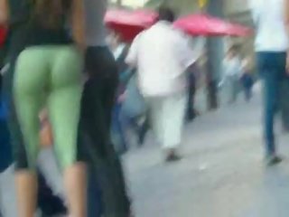 Cô gái với lộng lẫy ass đi dạo trên đường phố