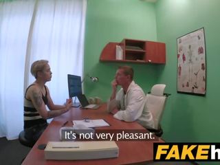 Falso spital profesor brings ndjenjë prapa në pidh me i vështirë qirje