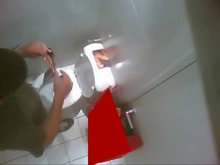 Mijando nej banheiro