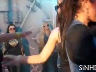 Дика дівчинки знаходяться промоклий з хіть під час fuckfest вечірка