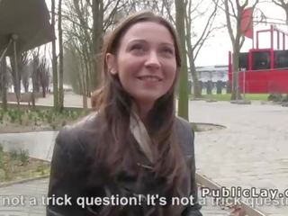 Belgisch hottie zuigt johnson in publiek