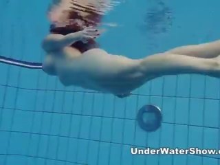 Redheaded gagica inotand nud în the piscina