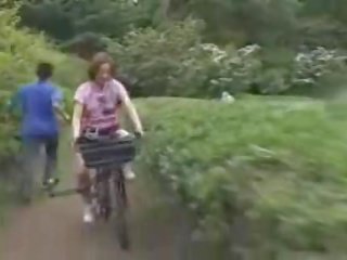 Ýapon lady masturbated while sürmek a specially modified porno bike!