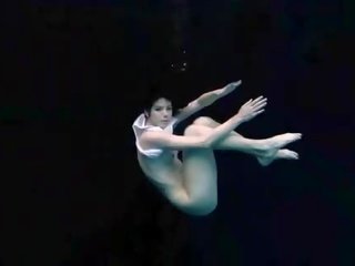 Di bawah air fleksibel gymnastic