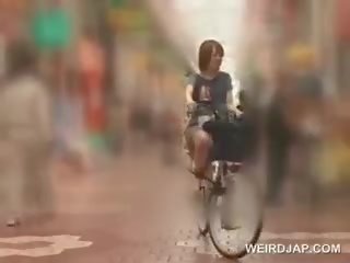 Aziatisch tiener sweeties krijgen twats alle nat terwijl rijden de bike
