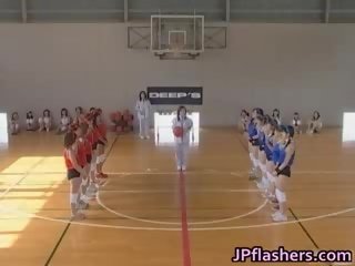 Asiatiskapojke basketboll players är över