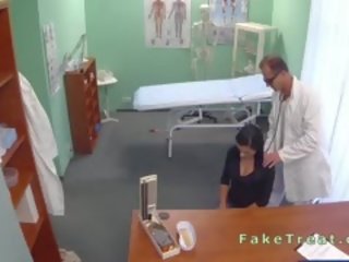 Bello paziente succhia medici membro