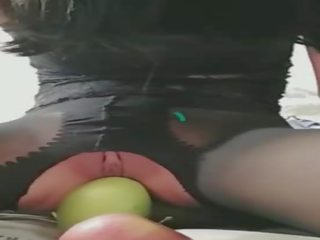 Kaakit-akit anak na babae naglalagay ang fruit sa ang butas