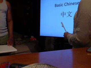 Warga cina guru mempunyai dewasa filem dengan murid semasa persendirian kelas (speaking warga cina) xxx video movs