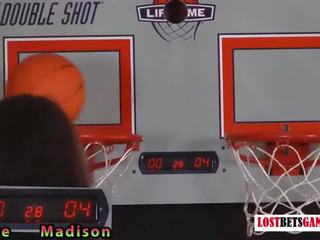 Dva sedusive dekleta predvajanje a igra od trak košarka shootout