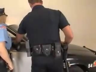 Putz гладен полицай рейчъл любов е pricked на тя patrol кола нагоре тя мокри грабване