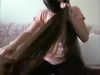 Atrăgător lung părul bruneta hairplay păr brush ud păr