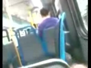 Este chico es loca a tirón apagado en la autobús