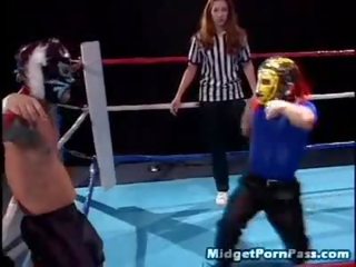 Karzeł wrestler copulates the inviting referee