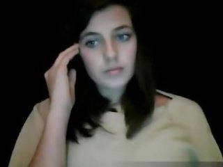 Charmant crazybates brunette sur webcam