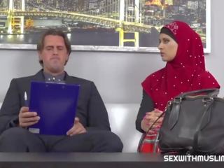 Lawyer settles mert finom muzulmán punci