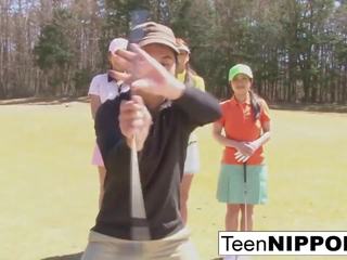 Delightful azijietiškas paauglys merginos žaisti a žaidimas apie nusirengti golfas: hd nešvankus klipas 0e