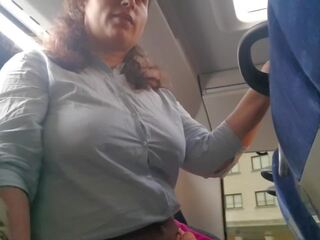 Voyeur seduce milf a suck&jerk suo prick in autobus: amatoriale adulti video impresa. expressiagirl