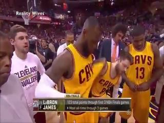 Lebron james accidentally vids zobanie vták na televízie