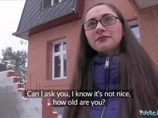 Publique agent jeune russe en lunettes baise une grand johnson