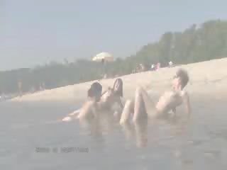 一 公 海滩 heats 向上 同 二 灿烂 娃娃 nudists