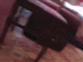 בן נתפס מעולה צעד אנמא מאונן ב מרגל מצלמת תחת שולחן כאשר stealling