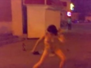 Cô gái nhảy múa khỏa thân trên các đường phố