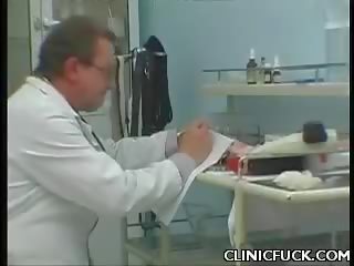 Enfermera disfruta comiendo corrida