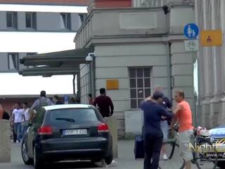 Vechi youngster inpulit tineri streetwalker și pays ei bani