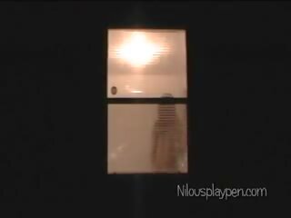 Kukkolás peeping tom thru egy barátok ablak