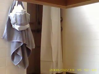 Spioneri sexig 19 år gammal älskare duscha i studentrummet badrum