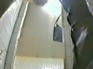 P0 μπανιστηριτζής κρυμμένο σπέρμα κοιτώντας κορίτσια κατούρημα σε ρωσικό πανεπιστήμιο τουαλέτα