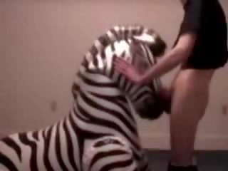 Zebra हो जाता है गला गड़बड़ द्वारा स्वमतत्यागी लड़का vid