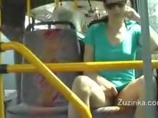 Zuzinka dotyky seba na a autobus