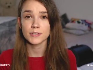 Paauglys lenkiškas meilužis bando balnas | kiškutis marthy