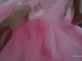 Atrakcyjny sveta taniec ma na sobie za różowy balerina tutu sukienka