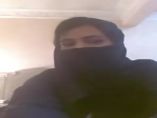 Arab kvinner i hijab viser henne pupper, skitten klipp a6