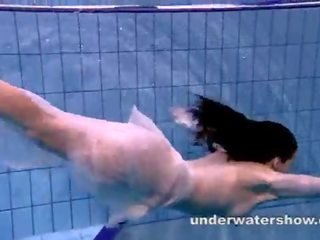 اندريا movs لطيف هيئة تحت الماء