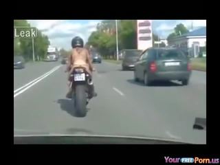 न्यूड पर motorcycle