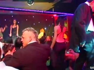 Excité stars du porno baise à casino fête