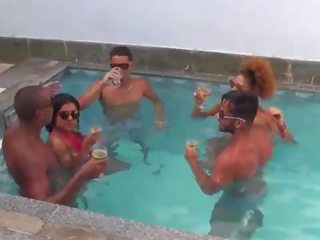 Festinha prive na piscina